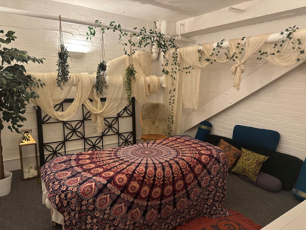 Lot: 99 - COMMERCIAL INVESTMENT - CURRENTLY OCCUPIED AS A PILATES STUDIO - Lower Ground Floor Treatment room